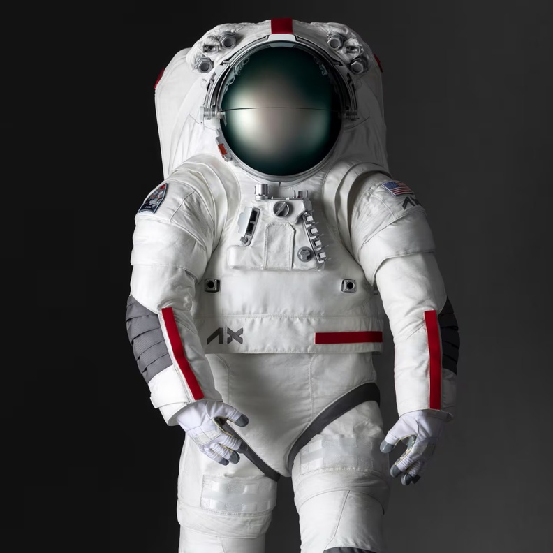 Prada و Axiom تتعاونان في تصميم بدلة فضاء لرحلة إلى القمر