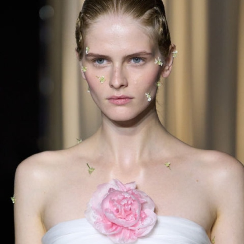 ادعمي حملات التوعية بسرطان الثدي مع هدايا وردية من مستحضرات تجميل وعطور