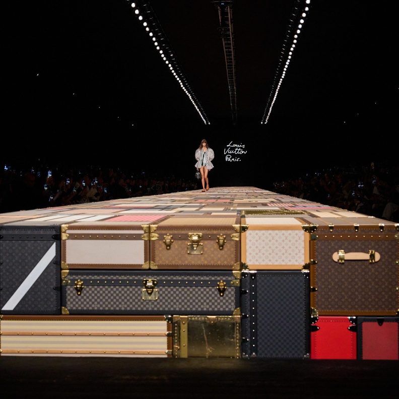 باريس تختتم شهر الموضة: إبداعات ساحرة وصيحات جديدة لربيع وصيف 2025