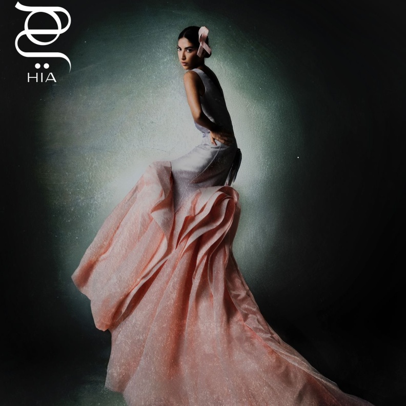 خاص "هي": المصممة السعودية سارة التويم تُبدع تصميمًا يحتفي بالشجاعة بالتعاون مع جمعية زهرة لسرطان الثدي 