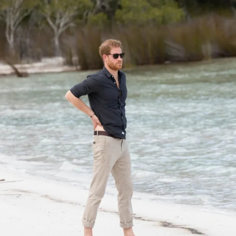 الأمير هاري يجرب حظه في ركوب الأمواج بدون ميغان ماركل