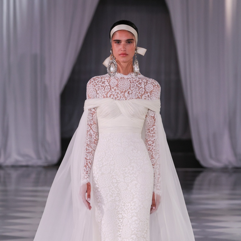 عروس جيامبتيستا فالي بالكايب الناعم والدانتيل