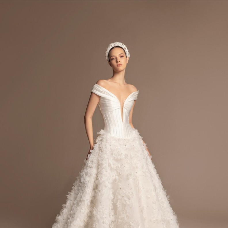 تصميم الكورسيه بفساتين زفاف  2025 طوني ورد  لخريف