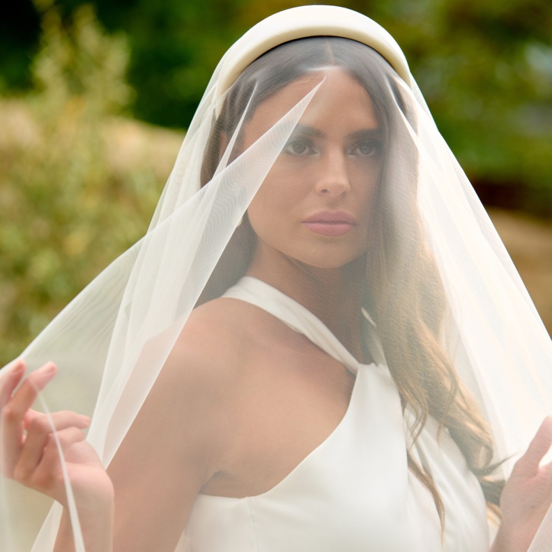 احرصي على إبقاء طرحة زفافك الطويلة مرتفعة عن الأرض أثناء سيرك في حفل زفافك