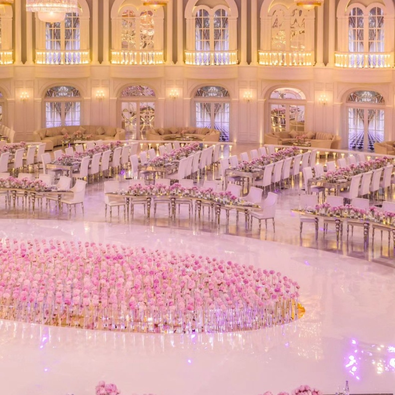 ورود زهرية تزين كل أركان هذا الحفل الفخم