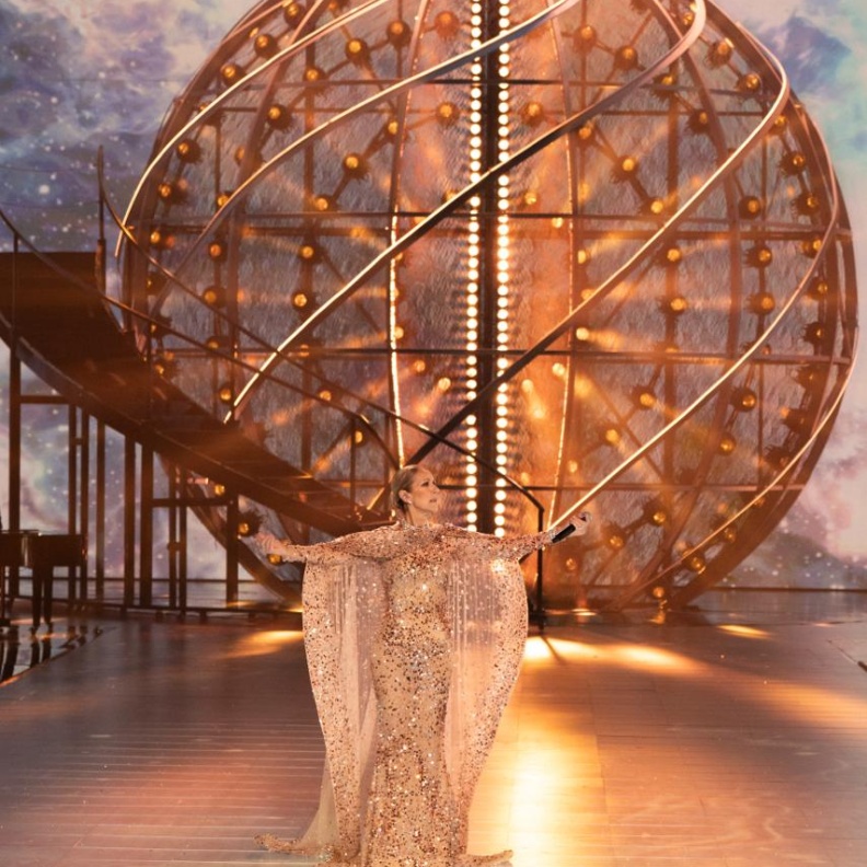 لقطات خاطفة للنجمات في "1001 موسم من إيلي صعب" بالرياض.. سيلين ديون تغني وترقص وجينيفر لوبيز تتألق