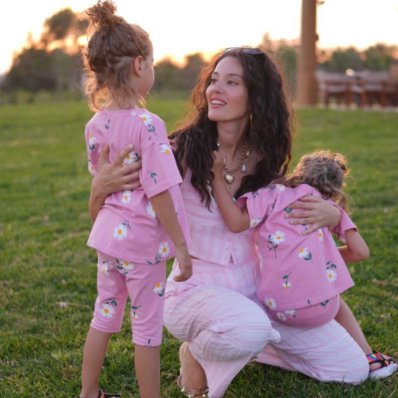 مشاهير أتراك مع أطفال توأم