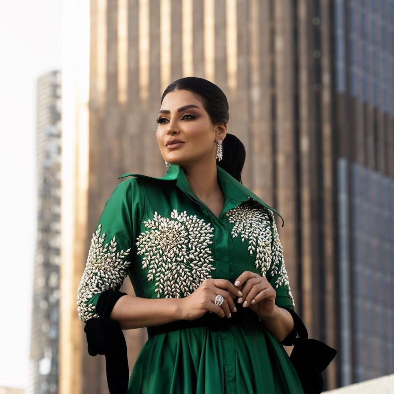  ريم عبد الله بتصاميم مجوهرات ضخمة ولافتة 