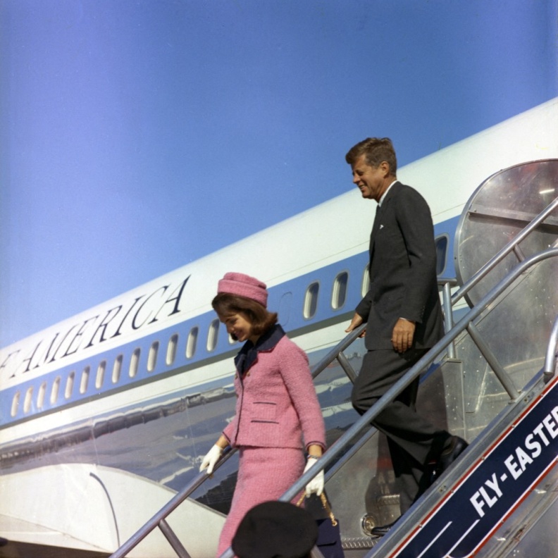 سيدات البيت الأبيض على مر العصور.. الإطلالات الكلاسيكية لا تفارقهن وميشيل أوباما الأكثر اختلافًا