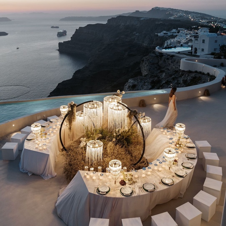 حفل زفاف على الشاطىء- الصورة من@ tietheknotsantorini