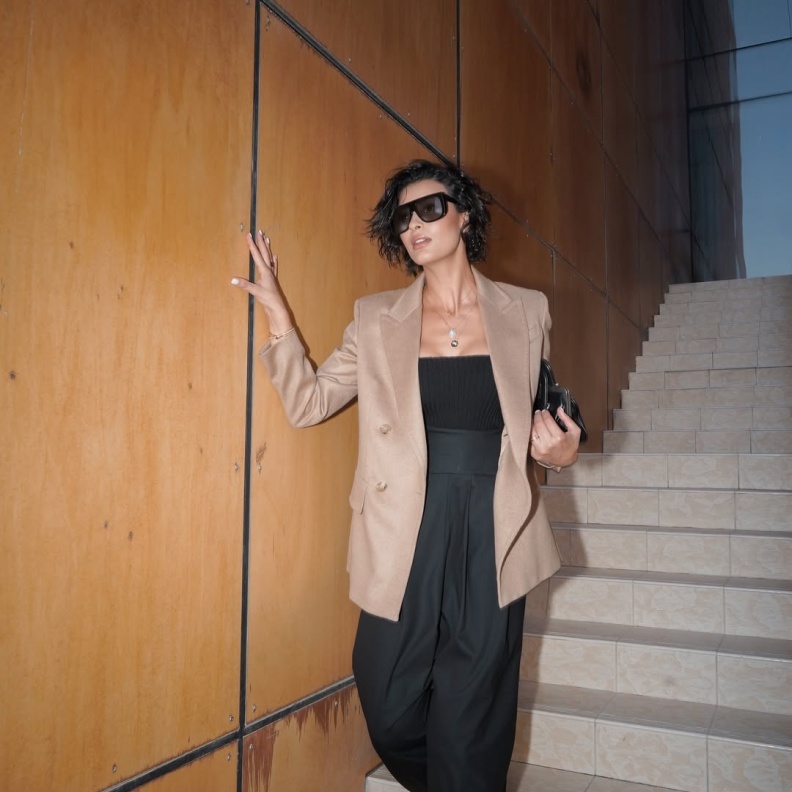 طريقة تنسيق البليزر الطويل الرسمي لموسمي الخريف والشتاء بأسلوب النجمات