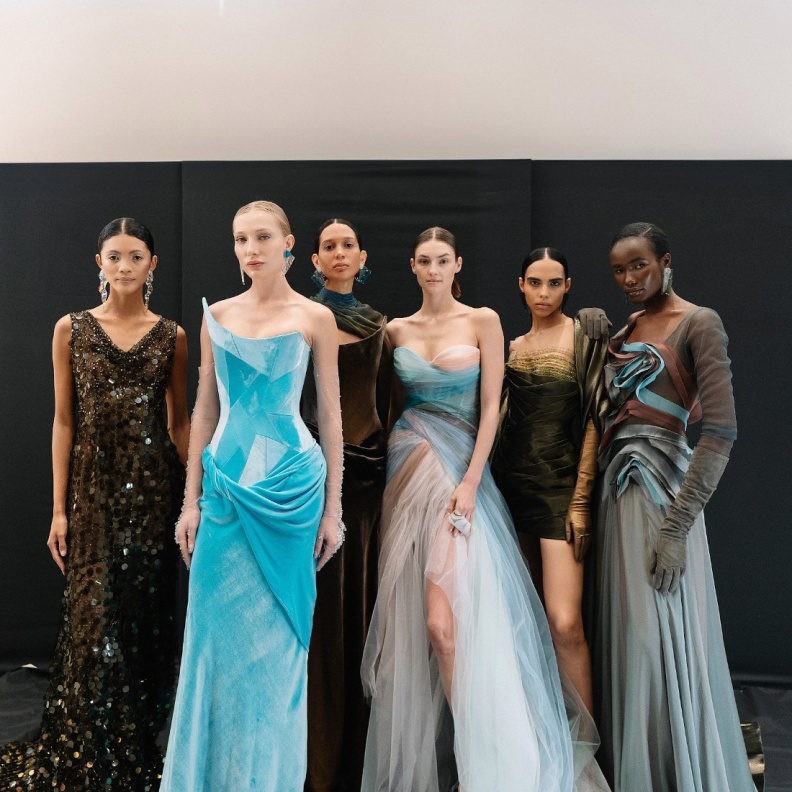 مجموعة "فالنتين يوداشكين" للأزياء الراقية لعام 2025 تُبرز جماليات سانت بطرسبرغ وتركّز على الرسومات الهندسية