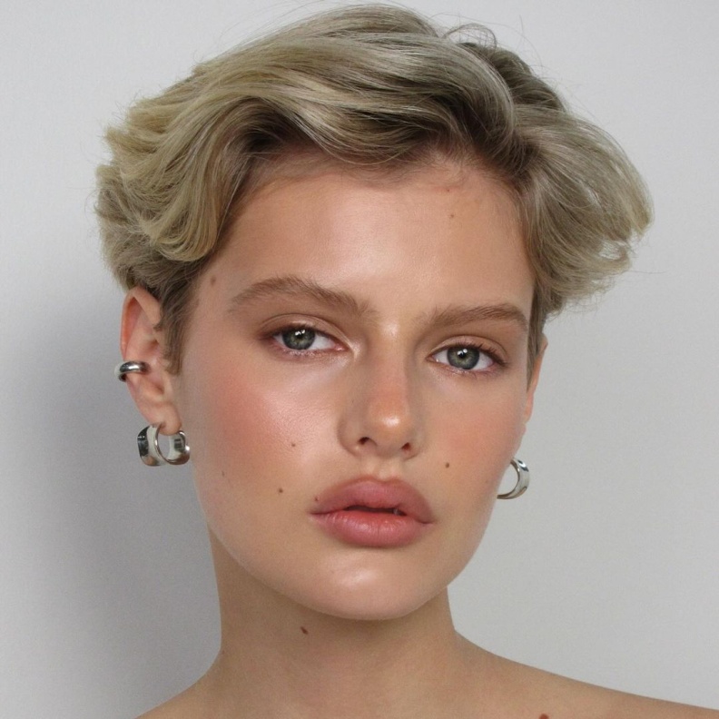 1 رئيسية العارضة Aria Shine - صورة من انستغرام خبيرة التجميل TANIELLE JAI