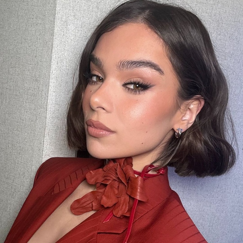 تسريحات الشعر القصيرة والكاريه بأسلوب Hailee Steinfeld- الصورة من حسابها على انستغرام