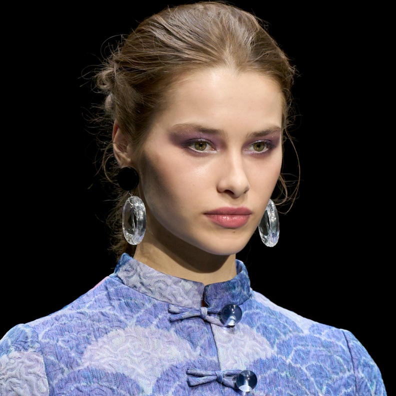 رسمات المكياج الملون مع التموجات البنفسجية الفاتحة من دار Emporio Armani