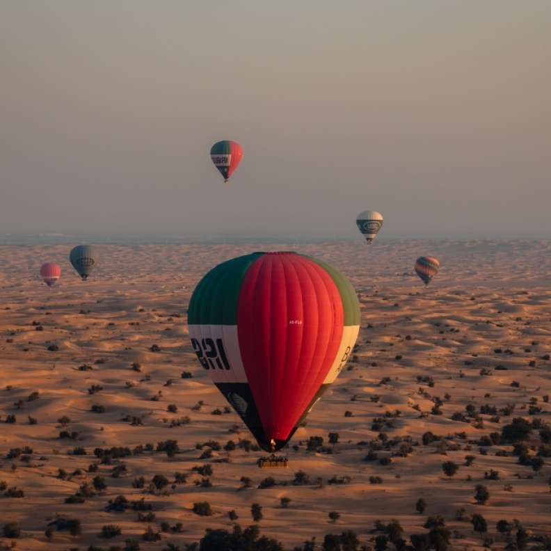 رحلة عبر الصحراء على متن Hero Balloon Flights Dubai: ملاذ فاخر ومغامرة جوية لا تُنسى