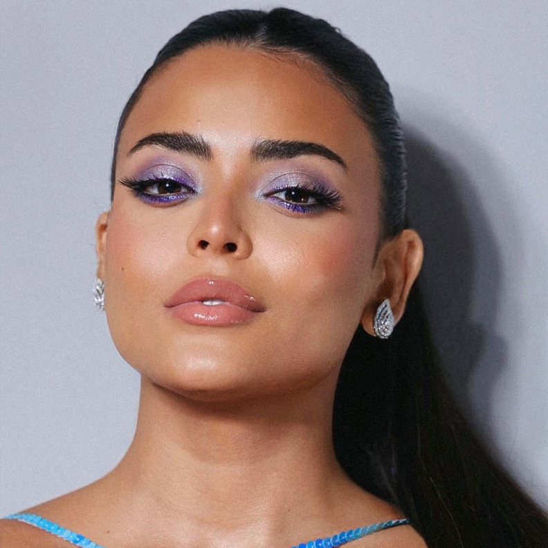 اطلالات  جمالية للمرأة الثلاثينية بأسلوب أسماء جلال ويتصدرها المكياج الملون