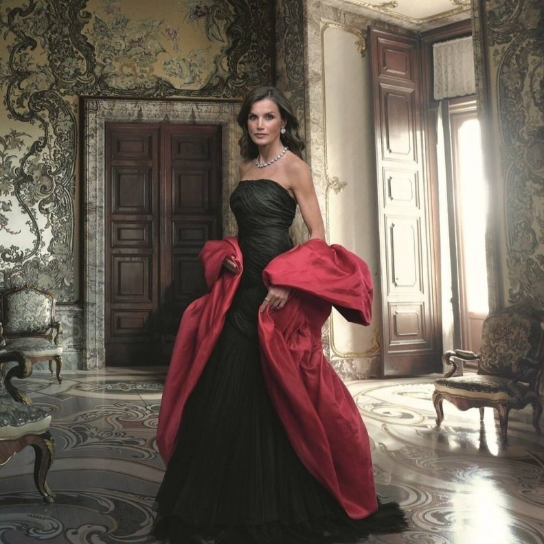 تفاصيل الإطلالة الأيقونية للملكة ليتيزيا بفستان أسود مع الكاب الأحمر في مناسبة مميزة وهذه تفاصيلها