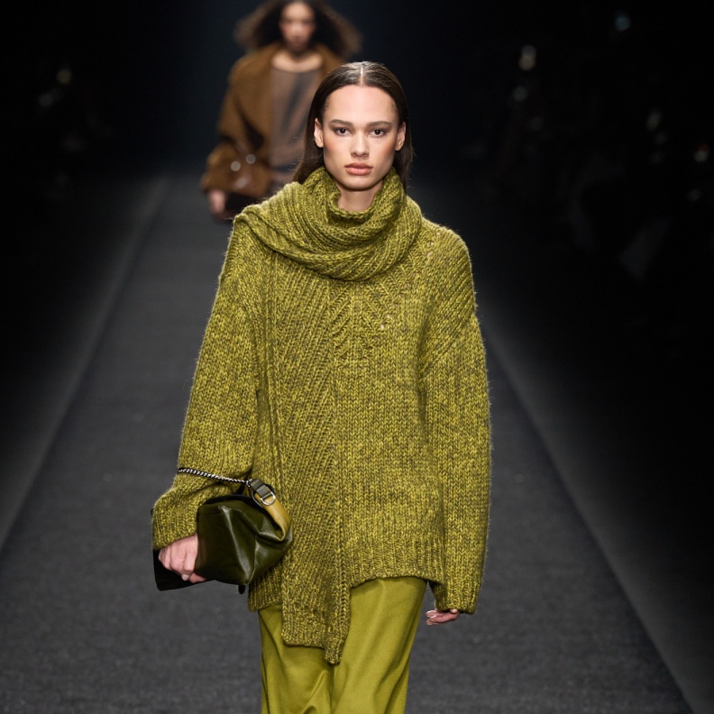 وشاح محبوك باللون الزيتي من Alberta Ferretti