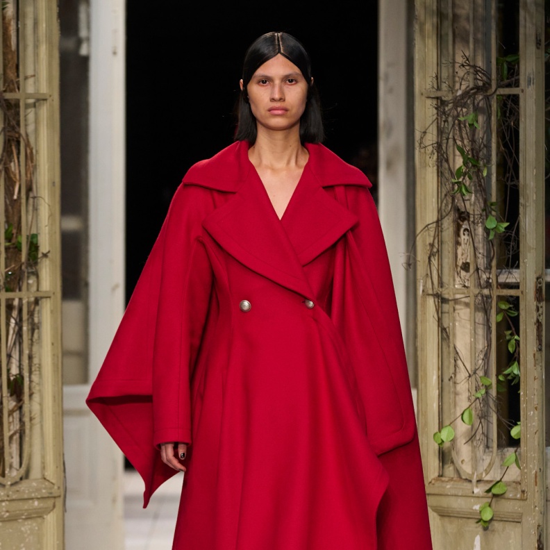 المعاطف الحمراء عنوان للأنوثة في الخريف