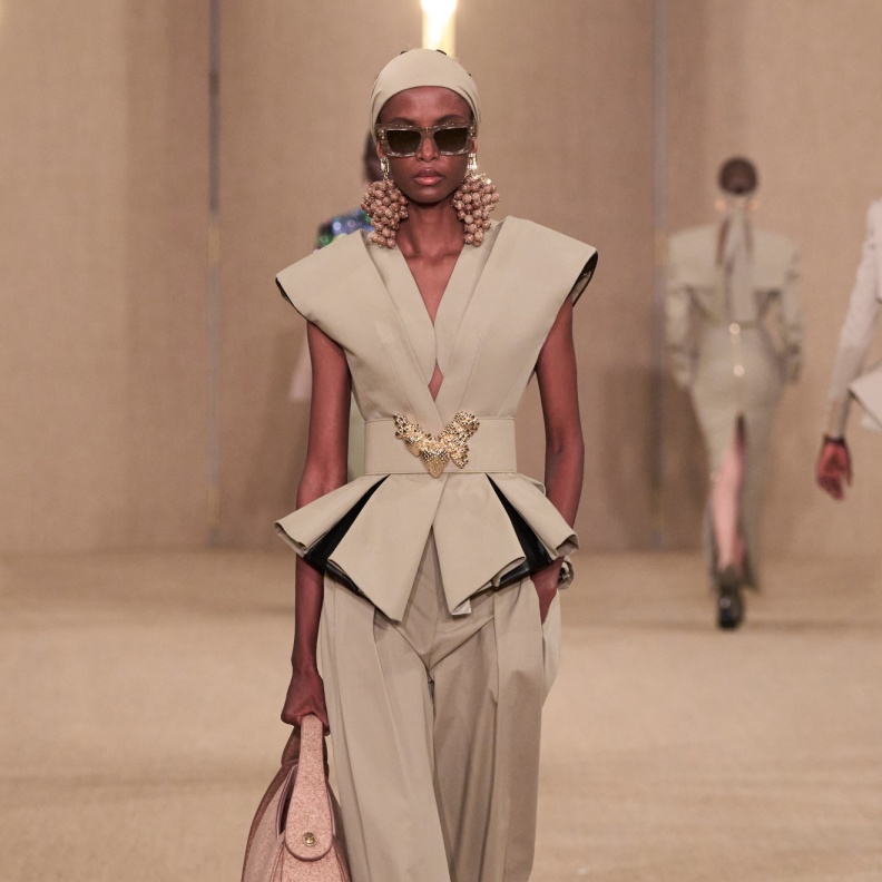 أخطفي الأضواء بموضة جاكيتات البيج الملفتة