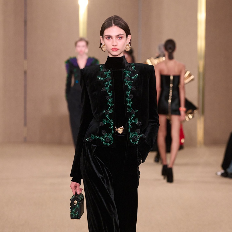 إطلالة من Balmain