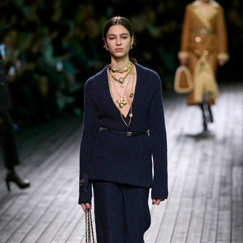 إطلالة من CHANEL