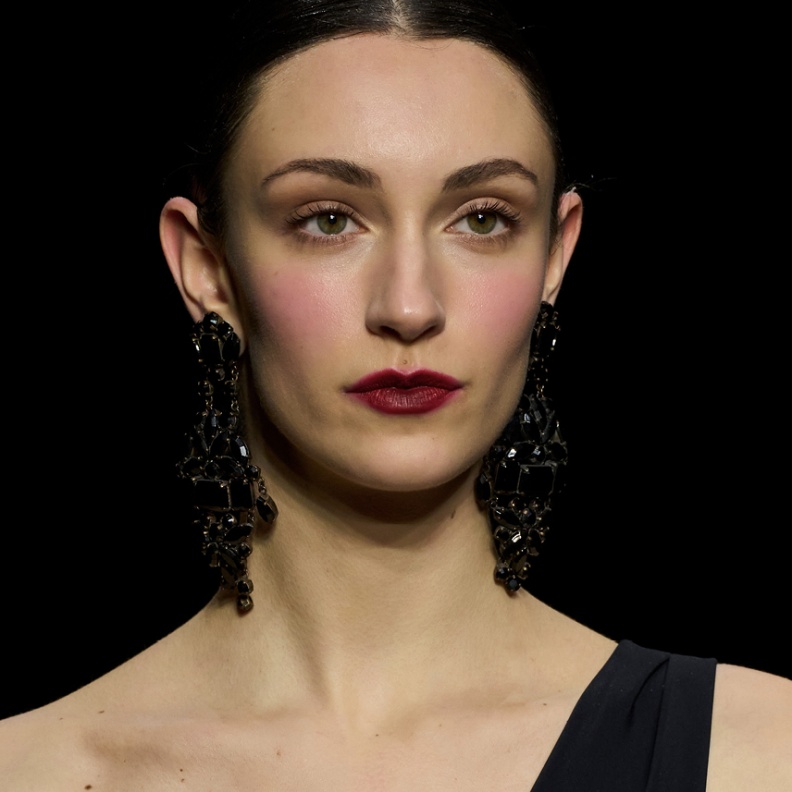 احدث رسمات الحواجب من عروض خريف وشتاء 2024