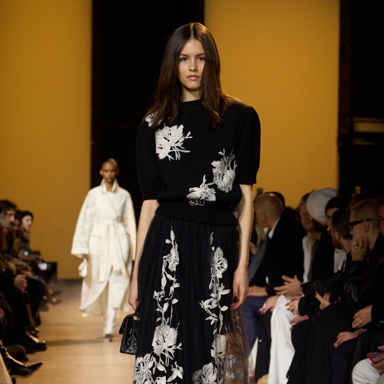 موضة التنانير المطبعة بالورود في الشتاء