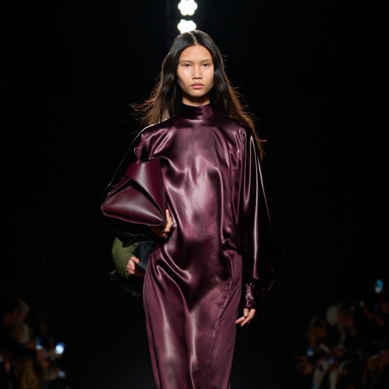 فستان باللون البرغندي من Ferragamo 