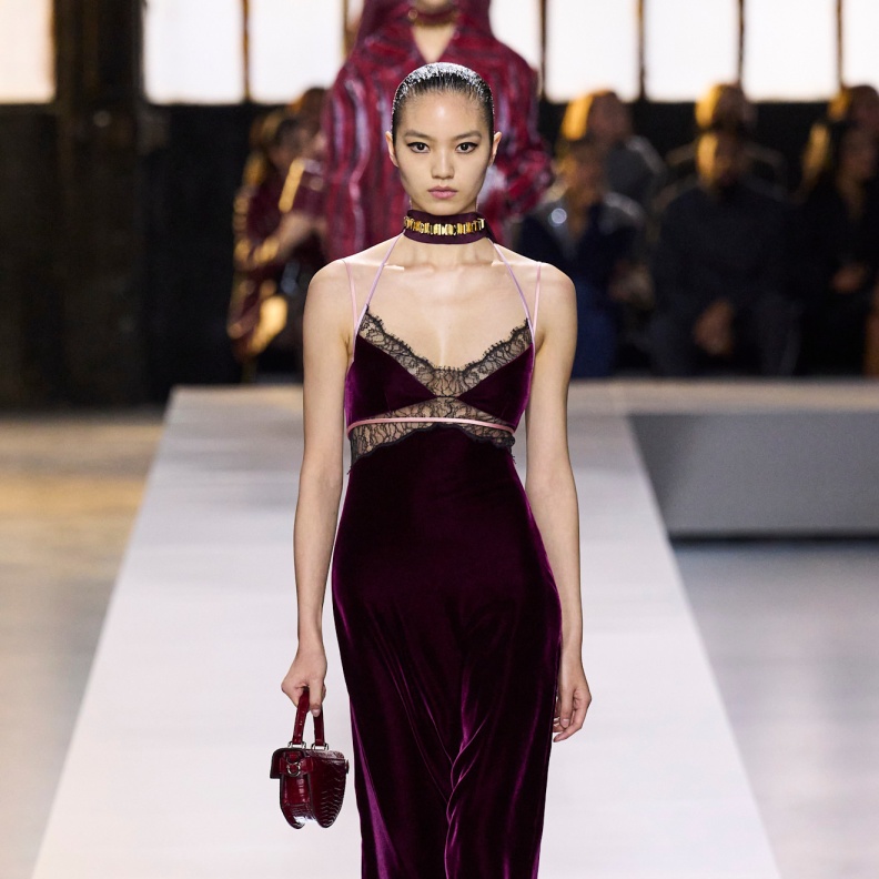 لون شتوي لفستان مخمل من Gucci 