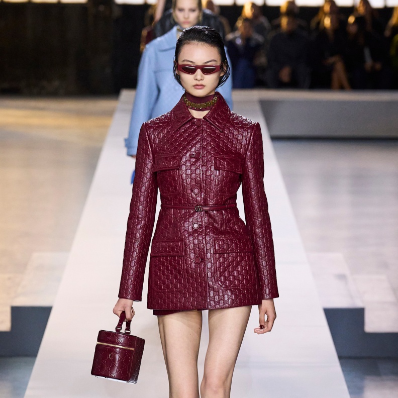 اللون الأحمر سيطر على موضة الشتاء بدرجتين أساسيتي هما الكرزي والعنابي 