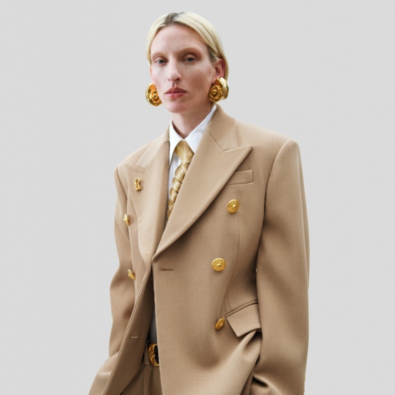 متعة العطاء في "سكياباريللي"... هدايا الأناقة والخيال لموسم الأعياد