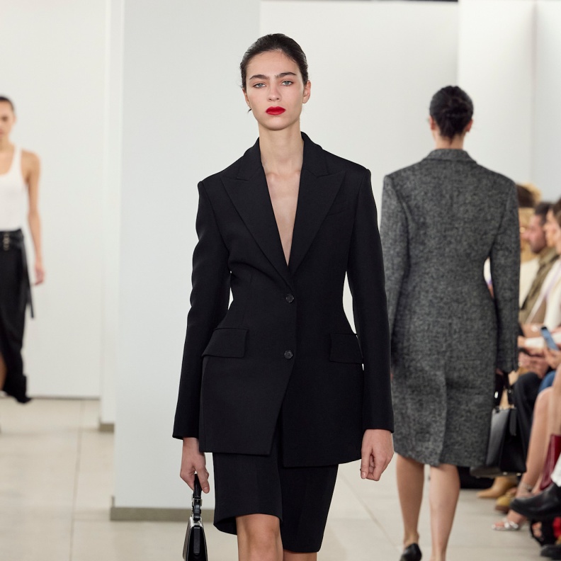 إتجاهات جديدة لموضة البرمودا مع البلايزر