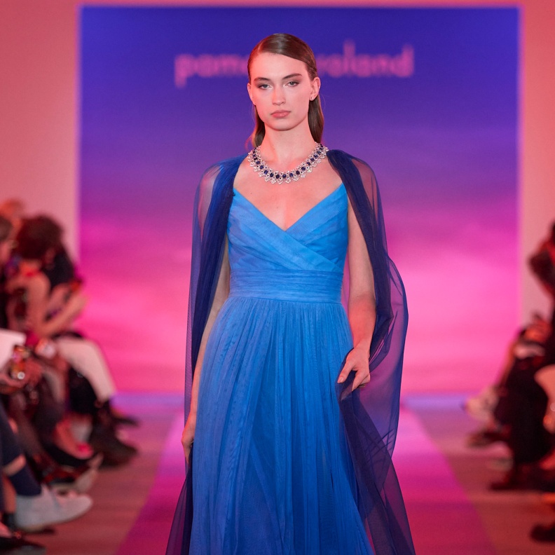 الكاب الحرير يزين فستان من Pamella Roland 