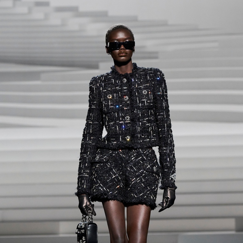 حذاء مطبع بالورود من Versace