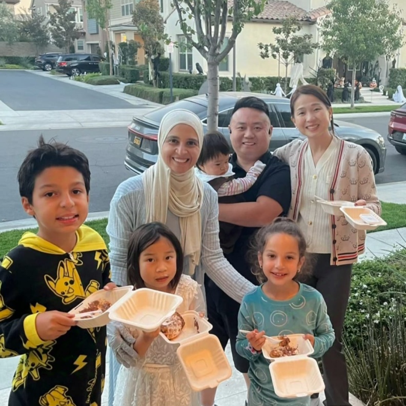 حنان ترك مع جيرانها