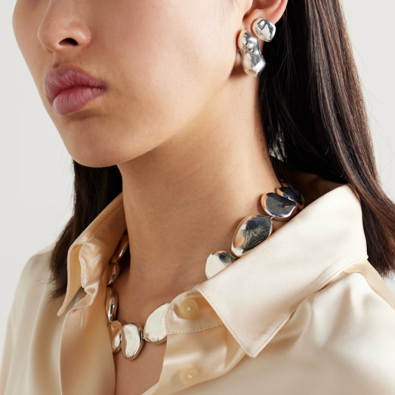 مجوهرات فضة تضفي لمسة عصرية على اطلالتك الشتوية