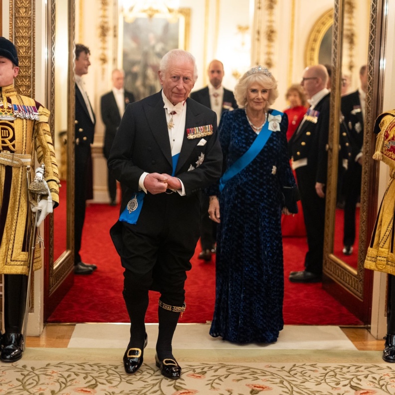 قصر باكنغهام يستقبل حشدًا عالميًا من الدبلوماسيين بحضور الملكة وغياب كيت