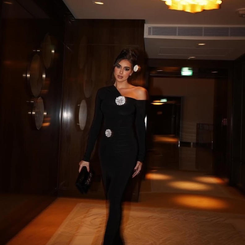 نجمات لفتنّ الأنظار بتنسيق تصاميم المجوهرات البارزة مع إطلالات اللون الأسود خلال 2024