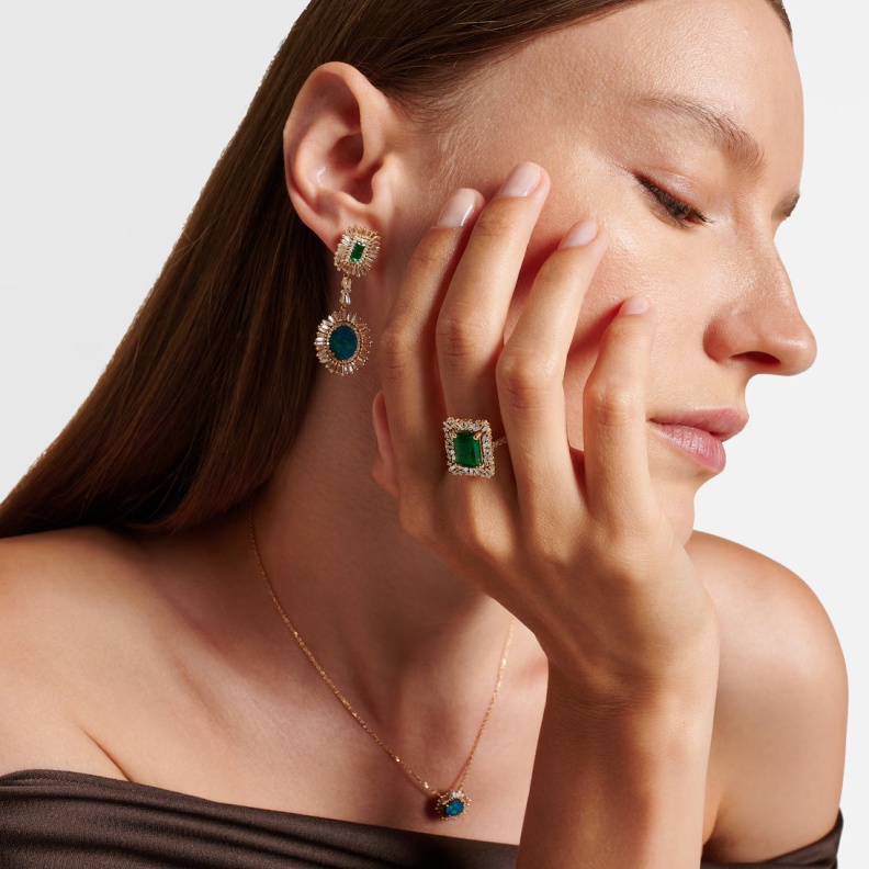 أجمل مجوهرات زمرد راقية لأناقة سهرات الشتاء