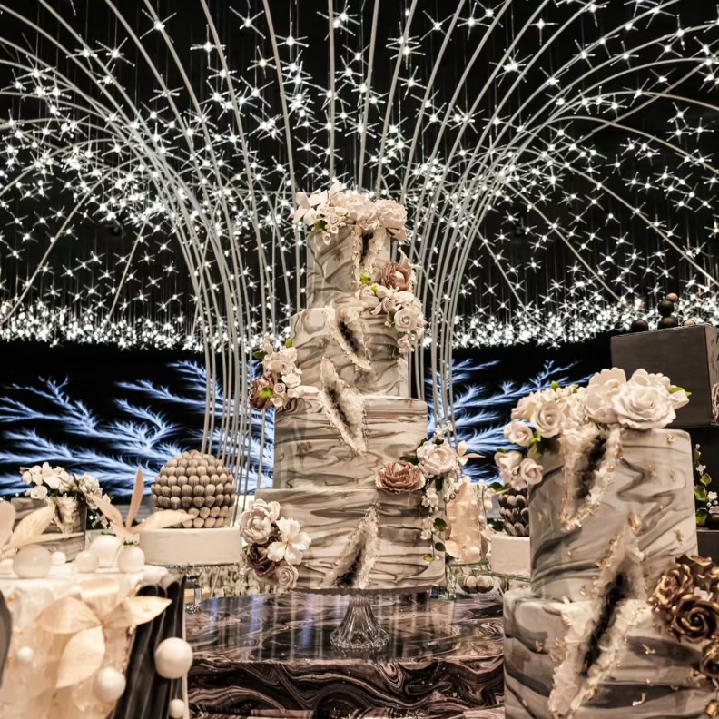 أحجام مختلفة لكيكات زفاف 2024