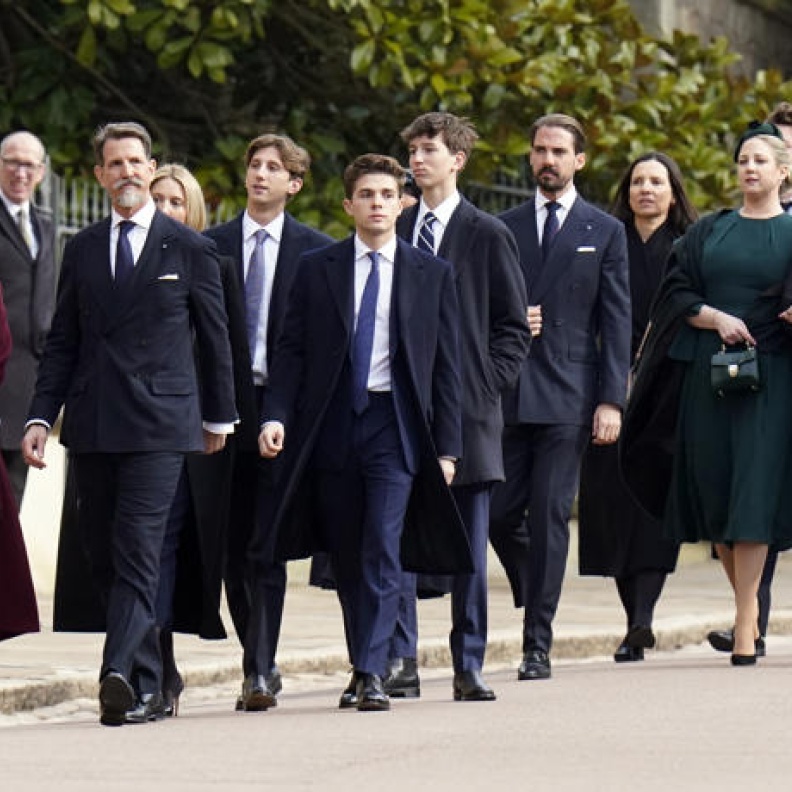 أمراء اليونان يتنازلون عن حقوقهم الملكية مقابل الجنسية