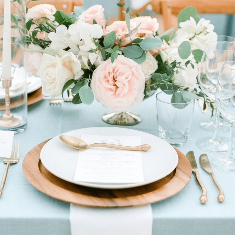 الرقي والجمال يتجسدان في اللون الأخضر النعناعي في حفلات زفاف 2025