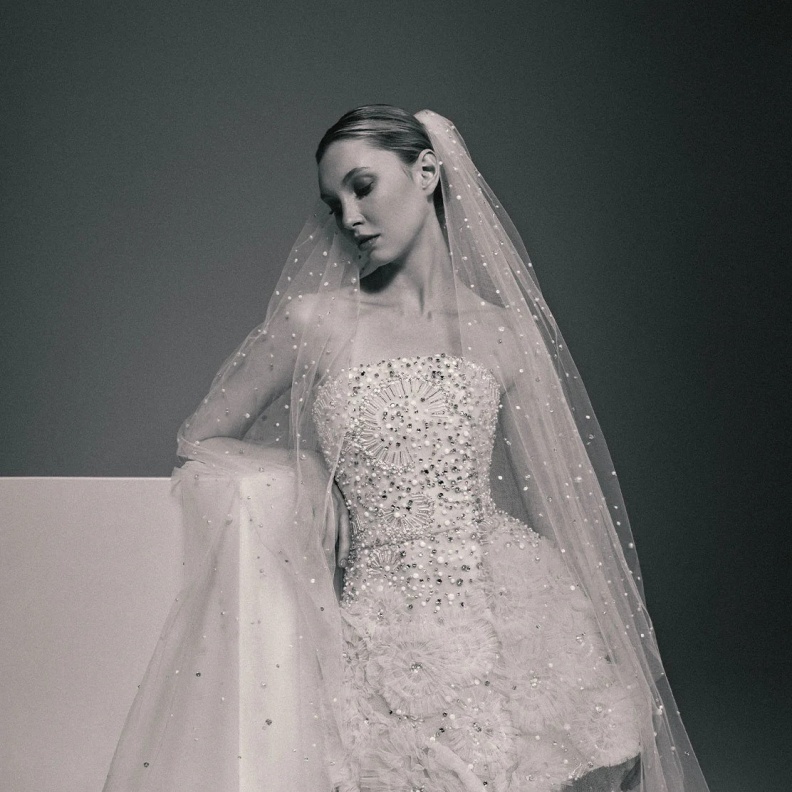 فستان زفاف قصير تصميم إيلي صعب لخريف 2025