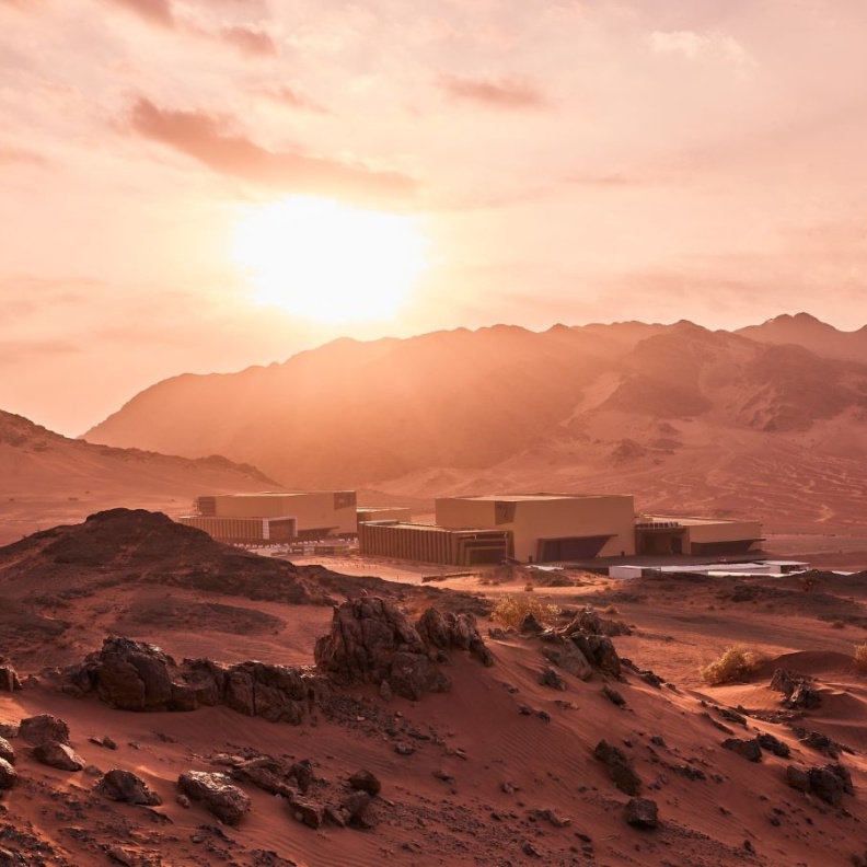 فورث وول أول فيلم يتم تصويره في استوديوهات العلا الجديدة