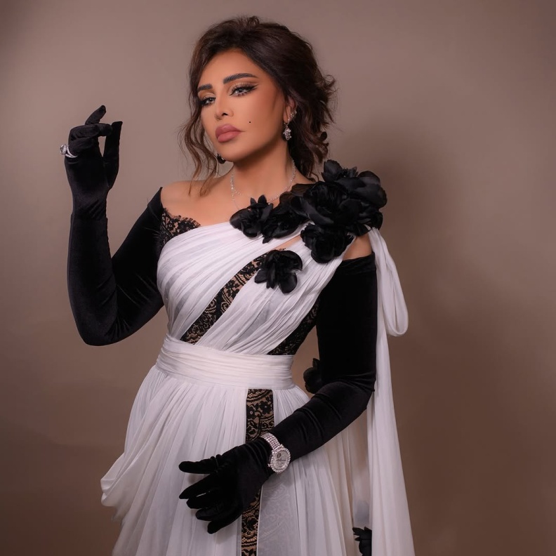 أحلام الشامسي تنسّق تصاميم مجوهراتها الفخمة مع الفساتين البرّاقة