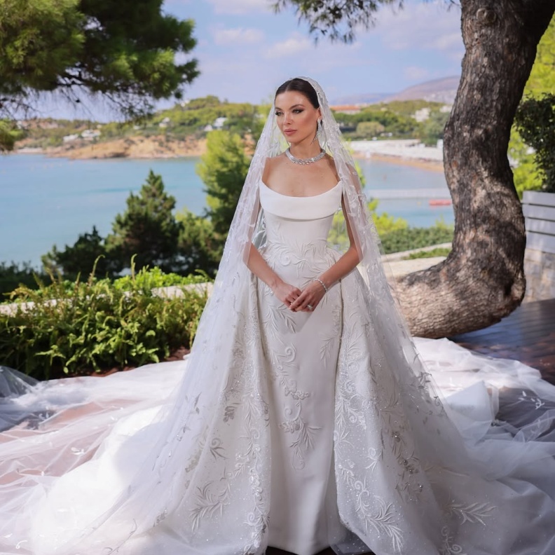 مايا رعيدي بفستان مع الأوفرسكيرت تصميم جورج حبيقة