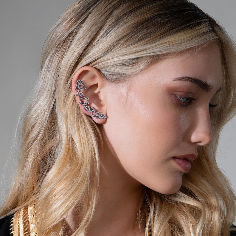 مجوهرات بحروف عربية للإحتفال باليوم العالمي للغة العربية