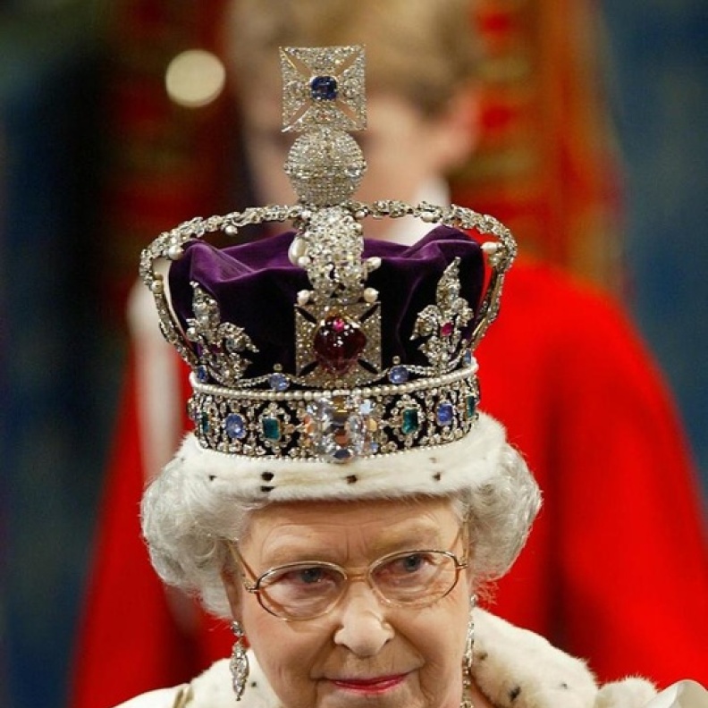 مجوهرات ملكية مرصّعة بحجر الإسبنيل